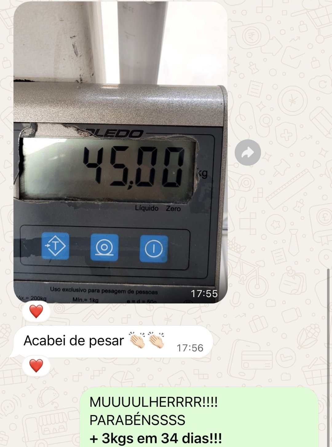 Mensagem de aluna com a foto da balança marcando 45 kg e a resposta de parabéns da Giulia